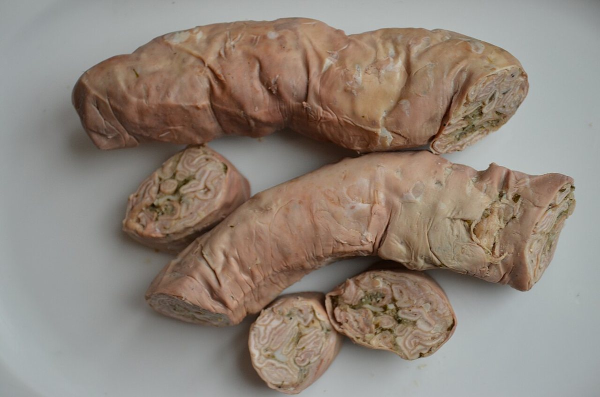 Andouillettes tirées à la ficelle coupées, laissant voir les bandes enroulées à l'intérieur du boyau