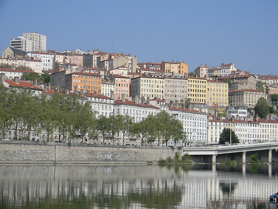 La colline de la Croix-Rousse et ses immeubles de canuts, vue depuis les berges du Rhône