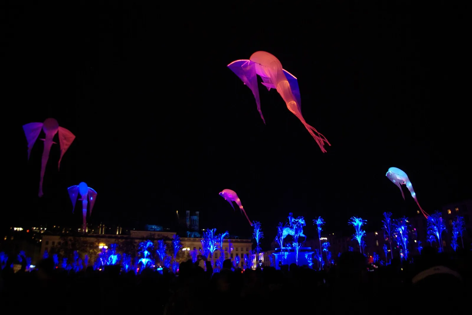 Installation lumineuse place Bellecour pendant la Fête des Lumières 2019