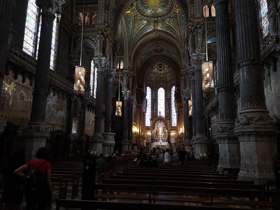 La nef de la basilique de Fourvière, ses colonnes de marbre et ses mosaïques dorées
