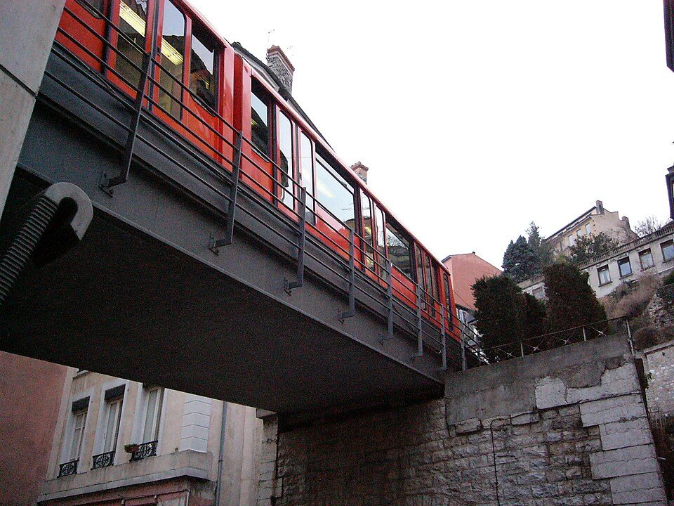 Une rame rouge du funiculaire de Lyon, la « ficelle », montant vers Saint-Just