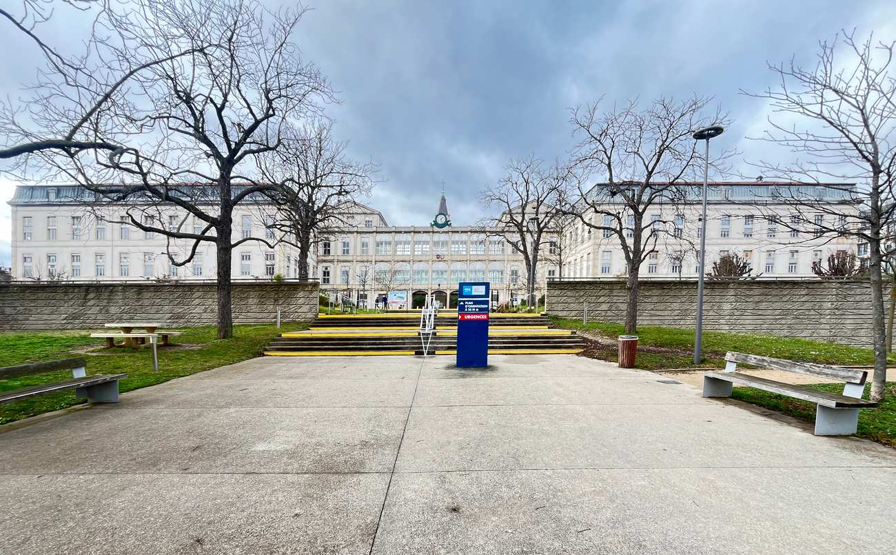 Bâtiments de l'hôpital de la Croix-Rousse vus depuis le nord, sur le plateau du 4e arrondissement de Lyon