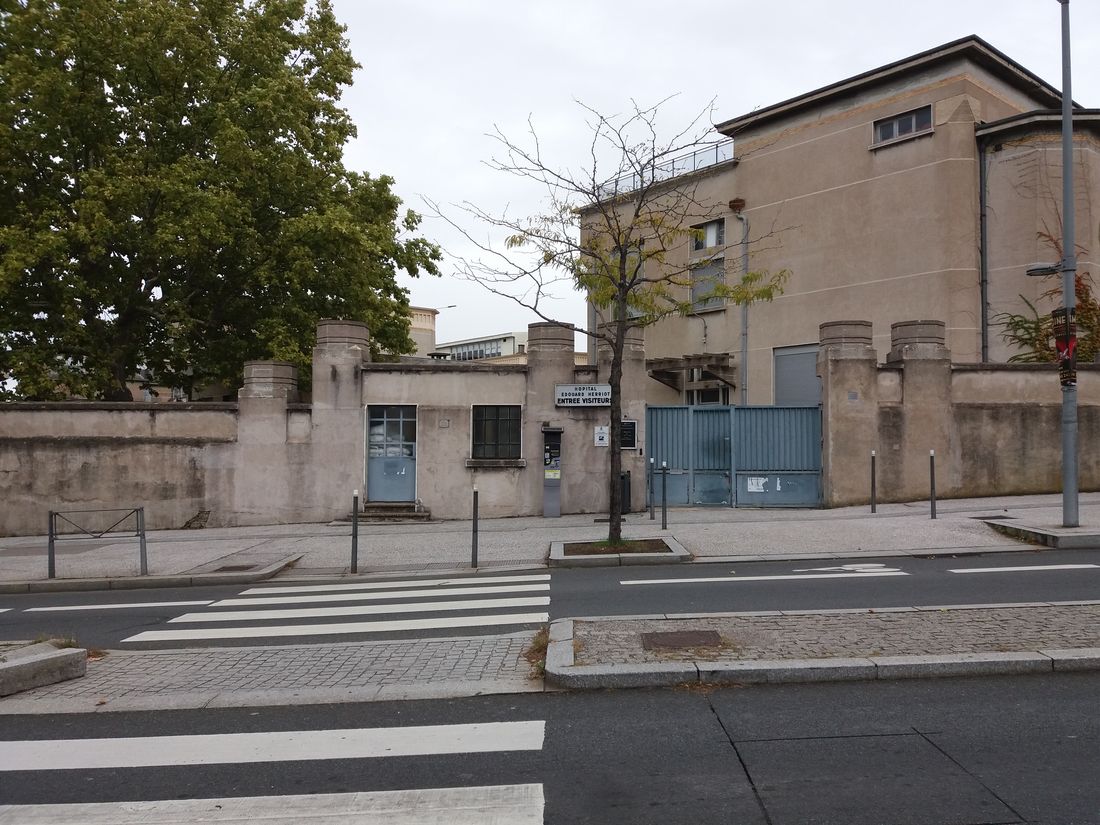 Entrée visiteurs de l'hôpital Édouard Herriot, avenue Rockefeller à Lyon 3e