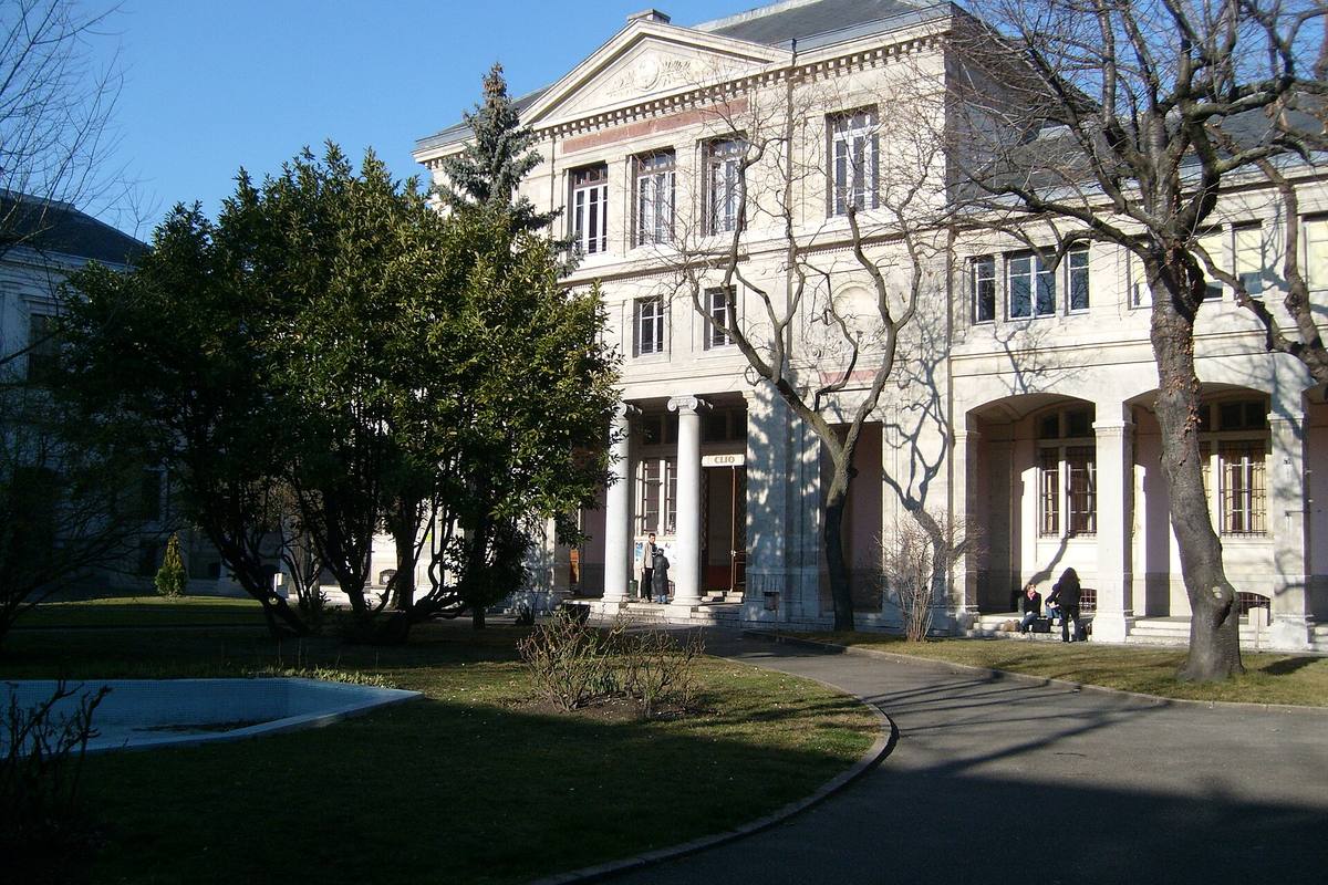 Façade du bâtiment Clio de l'université Lyon 2, sur le campus des Berges du Rhône