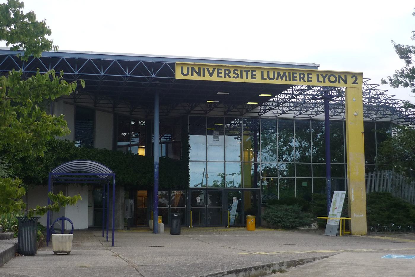 Entrée principale du campus Porte des Alpes de l'université Lyon 2, à Bron