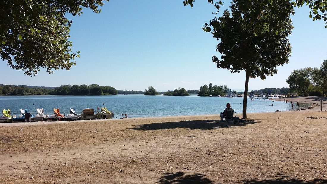 La plage du Morlet au Grand Parc de Miribel-Jonage, avec ses pédalos alignés au bord du lac des Eaux Bleues