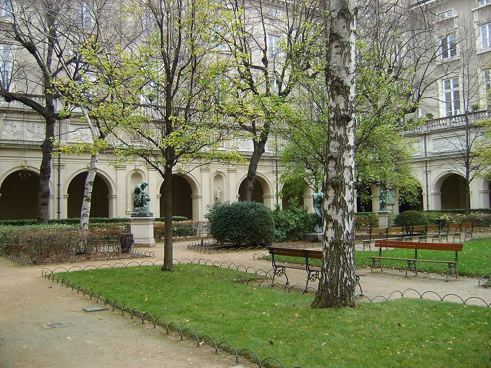 Le jardin du musée des Beaux-Arts de Lyon, ancien cloître de l'abbaye, avec ses arcades et ses statues