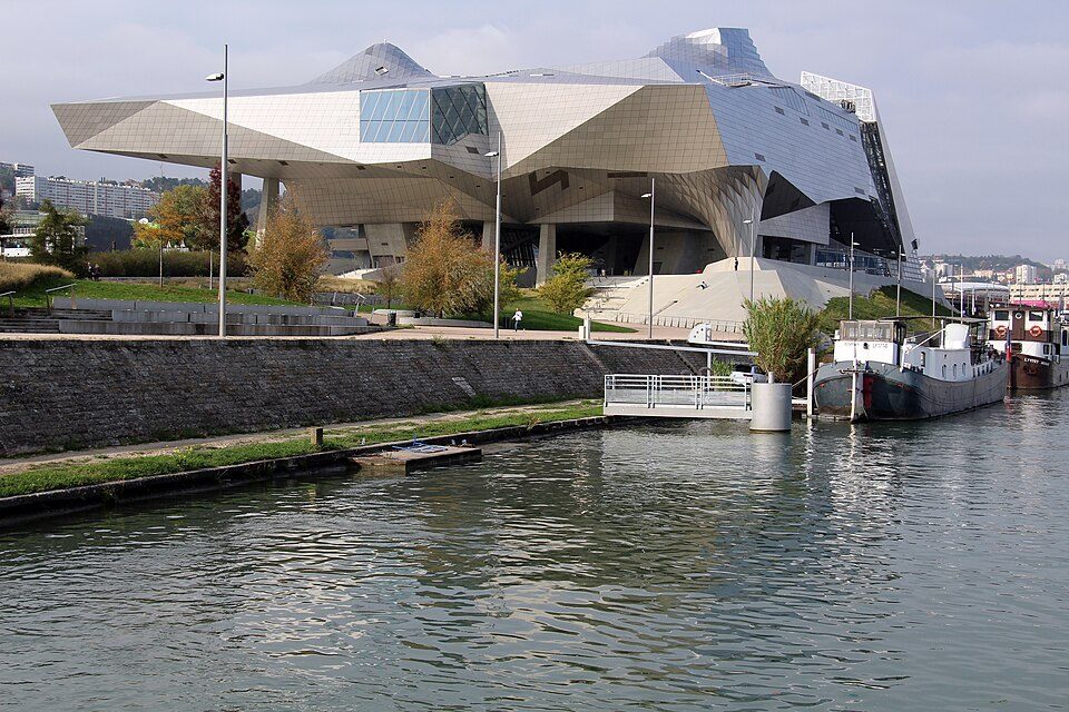 Le musée des Confluences, à la pointe sud de la Presqu'île, vu depuis l'eau