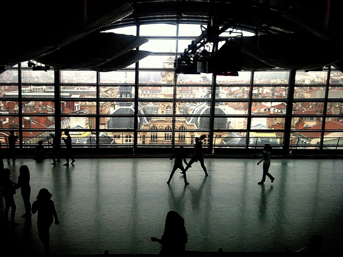 Le studio de répétition du Ballet de l'Opéra de Lyon, sous la verrière, avec les toits de Lyon en arrière-plan