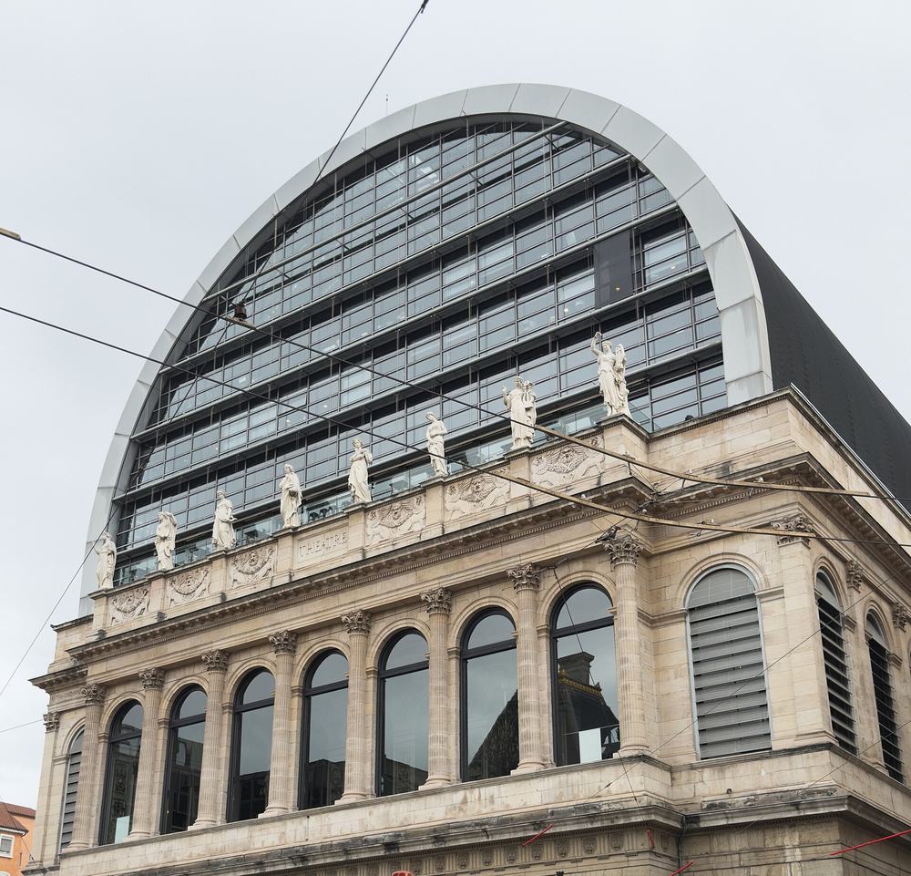 La façade néoclassique de l'Opéra de Lyon, surmontée de la verrière en demi-cylindre de Jean Nouvel