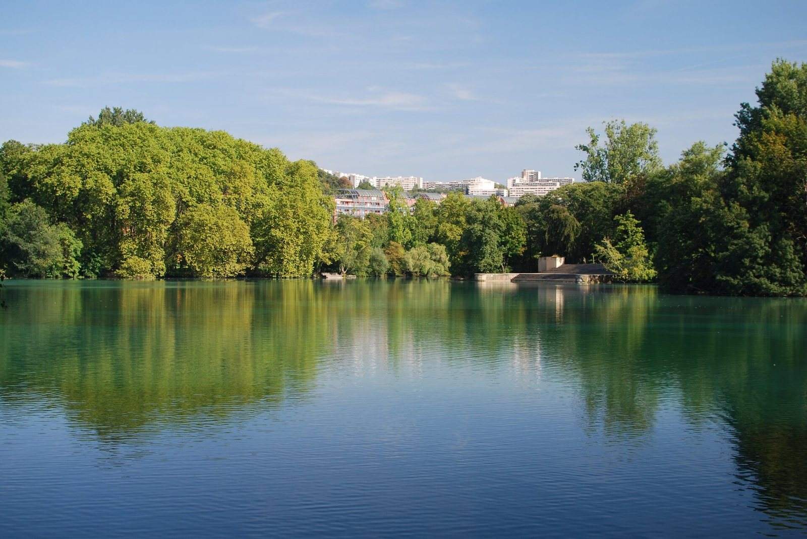 Le lac du parc de la Tête d'Or à Lyon, avec ses barques et ses rives arborées