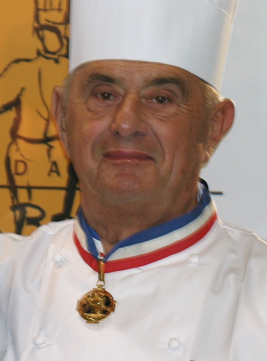 Paul Bocuse portant le col tricolore de Meilleur Ouvrier de France