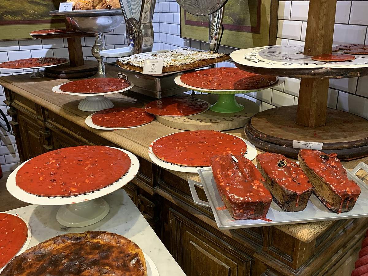 Tartes aux pralines roses alignées sur un étal des halles de Lyon Paul Bocuse