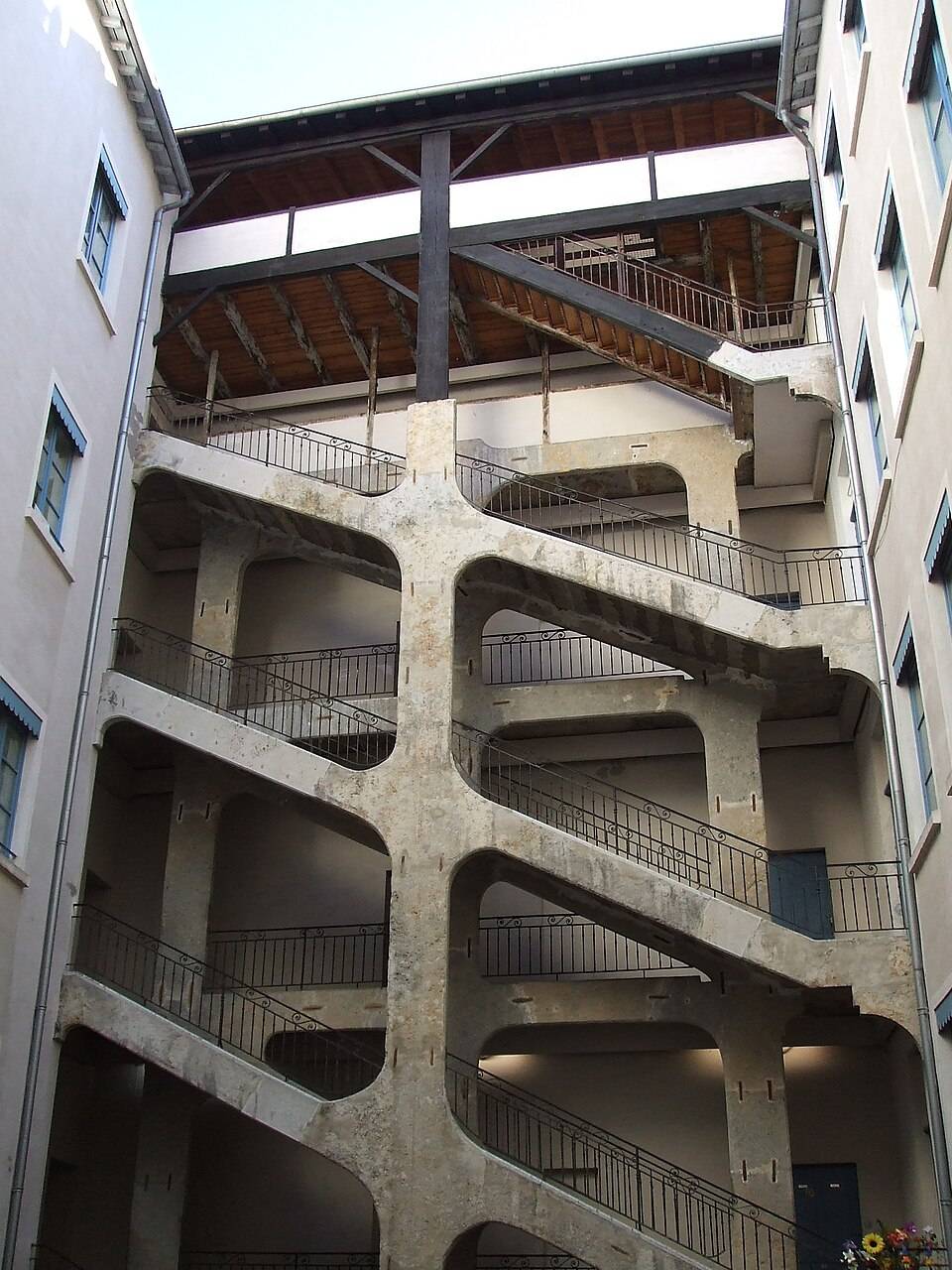 L'escalier monumental à six volées de la Cour des Voraces, à la Croix-Rousse