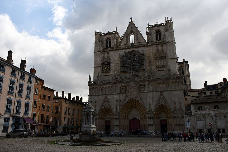 La cathédrale Saint-Jean-Baptiste et la place Saint-Jean, bordée de façades colorées du Vieux Lyon